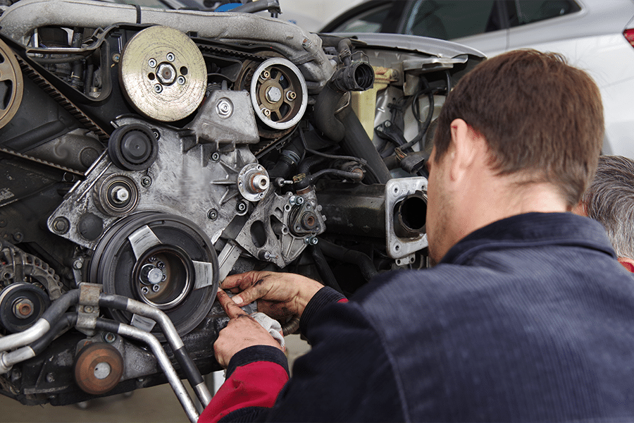 Mechaniker schraubt an einem Motor